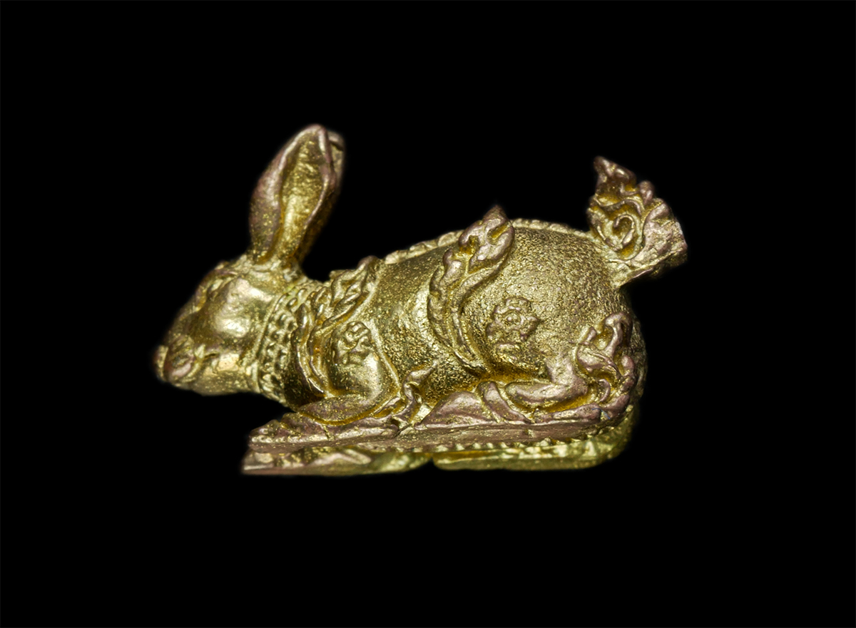 2569-03-04 (169)p.jpg - กระต่ายมหามงคล หลวงพ่อศิระ ณ น่าน (พระครูวิสิฐนันทวุฒิ) วัดพระธาตุแช่แห้ง อ.ภูเพียง จ.น่าน ปี2554 เนื้อกะไหล่ทอง น่าเก็บสะสมบูชา พร้อมกล่องเดิมๆ | https://kamulet.in.th